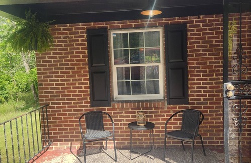 Bluewell Cottage | Cozy, Clean Cottage, Wi-Fi, Coffee ☕️ Garage Parking