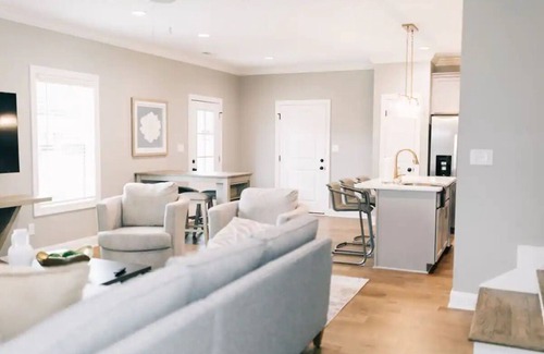 Bowling Green House | Cozy, Clean Home for Family or Friends