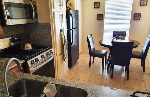 Central Southwest House | Cozy Clean home NRG/SaberCats Stadium/Beltway 8