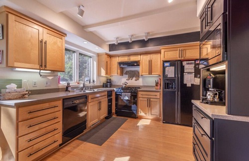 Alpine Meadows Apartment | Cozy & Clean Palisades Cabin for 8 Close to Hiking Lake