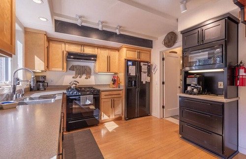 Alpine Meadows Apartment | Cozy & Clean Palisades Cabin for 8 Close to Hiking Lake