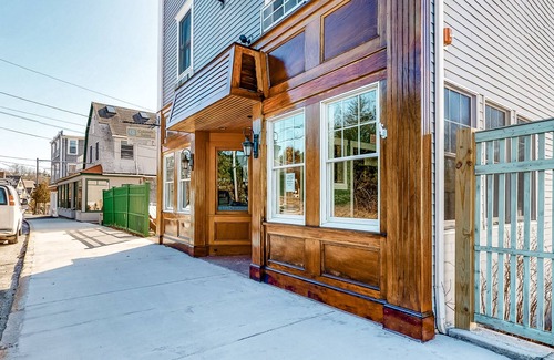 Northeast Harbor House | Cozy & Clean Second-Story Suite w/Kitchenette & Free WiFi - Walk to the Harbor