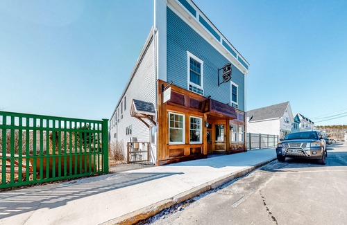 Northeast Harbor House | Cozy & Clean Second-Story Suite w/Kitchenette & Free WiFi - Walk to the Harbor