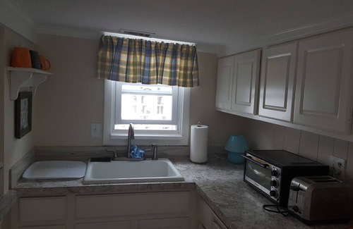 North End Apartment | Cozy clean three bedroom beach block apartment