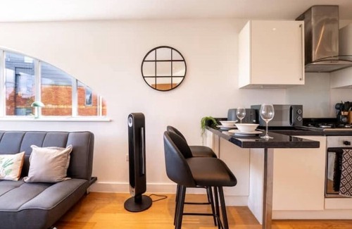 Ealing Apartment | Cozy & Clean | with Gym Bike & Smart Tv