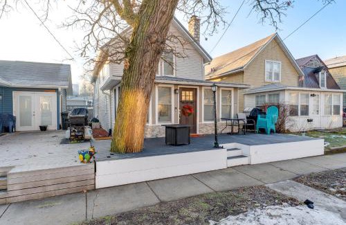 Clear Lake House | Cozy Clear Lake Home - Walk to Town and Boat Dock!