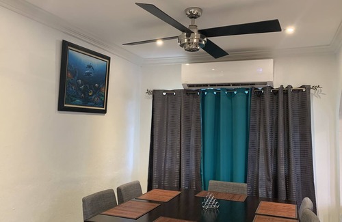 Rokers Point Bed & Breakfast | Cozy Cottage with a Home away from Home feeling; 3 minutes away from the beach..