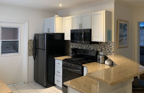 Rokers Point Bed & Breakfast | Cozy Cottage with a Home away from Home feeling; 3 minutes away from the beach..