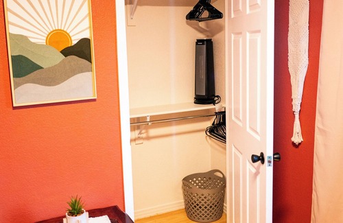 Frederick House | Cozy CO Casa: Eco & Pet Friendly—Sleeps up to 9, Remote Work Hub, Rec Center