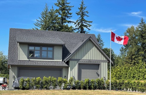 Langley House | Cozy Coach private and quiet Langley Township with WiFi, AC
