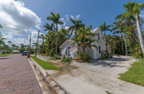 Historic District House | Cozy Coastal Bungalow with Private Oasis Patio in Downtown Historic Punta Gorda