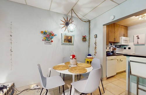 Pensacola Condo | Cozy coastal condo with shared pool, close to the beach and shopping