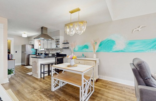 Panama City Condo | Cozy coastal condo, full kitchen, private patio and close to everything