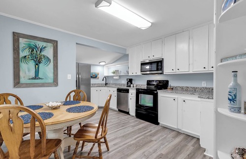 Garden City House | Cozy Coastal Cottage with outdoor shower, Pet-Friendly!