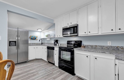 Garden City House | Cozy Coastal Cottage with outdoor shower, Pet-Friendly!