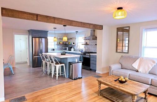 New London House | Cozy Coastal Cottage