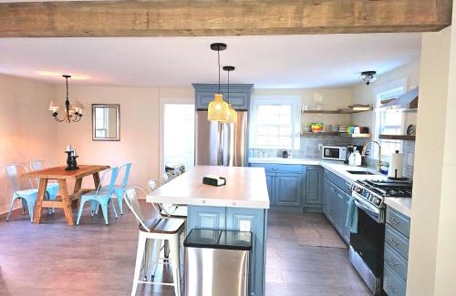 New London House | Cozy Coastal Cottage
