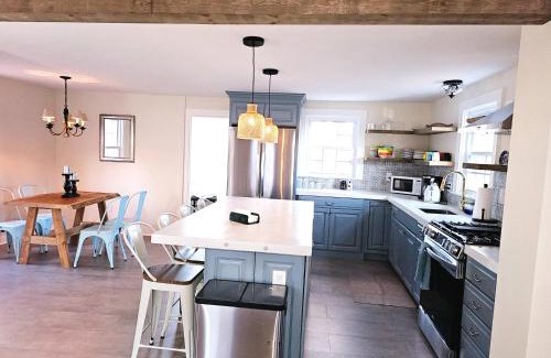 New London House | Cozy Coastal Cottage