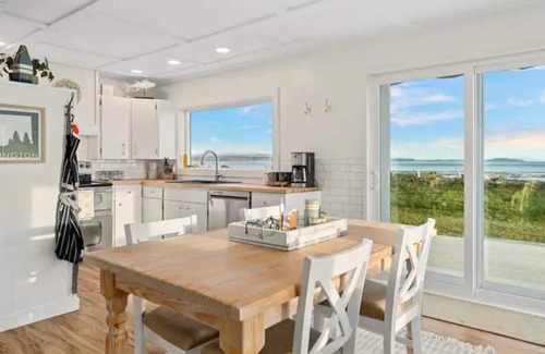 Tokeland Cabin | Cozy Coastal Getaway Panoramic Ocean Views