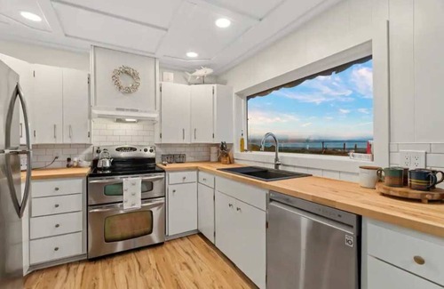 Tokeland Cabin | Cozy Coastal Getaway Panoramic Ocean Views