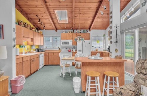 Seaside House | Cozy Coastal Home Close to Beach with Large Deck