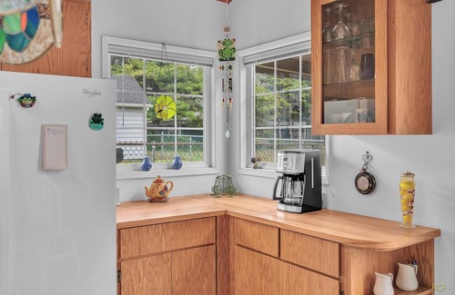Seaside House | Cozy Coastal Home Close to Beach with Large Deck