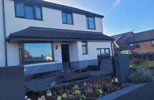 Llanddulas House | Cozy Coastal Retreat in Colwyn bay sleeps 8