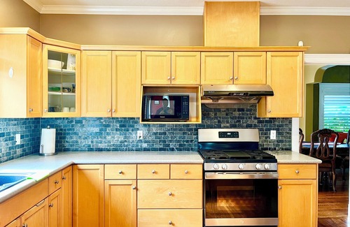 Surrey House | Cozy Coastal Retreat with Private Pool -5 min to the beach White Rock