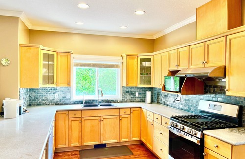 Surrey House | Cozy Coastal Retreat with Private Pool -5 min to the beach White Rock