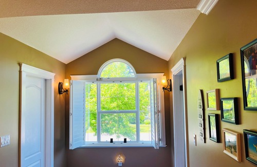 Surrey House | Cozy Coastal Retreat with Private Pool -5 min to the beach White Rock