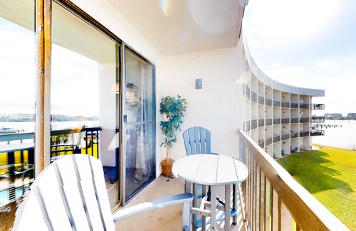 Fort Walton Beach Apartment | Cozy coastal efficiency with kitchenette, balcony with sound views & pool