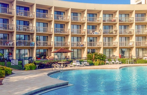 Fort Walton Beach Apartment | Cozy coastal efficiency with kitchenette, balcony with sound views & pool