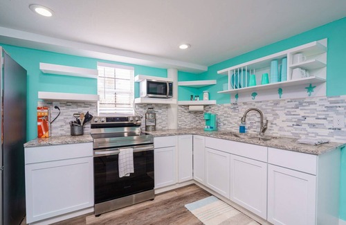 Holiday Beach House | Cozy coastal home with washer/dryer, Wifi, and close to beach