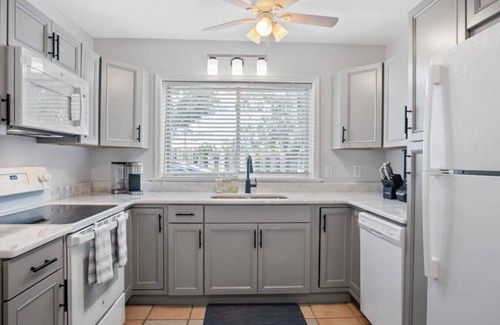 Wrightsville Beach Condo | Cozy Coastal Getaway - Steps to Beach