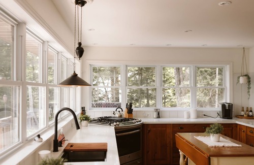 Faraday Cottage | Cozy Coe Lake Cottage | Hot Tub · Wood Fireplace