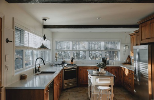 Faraday Cottage | Cozy Coe Lake Cottage | Hot Tub · Wood Fireplace