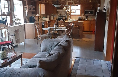 Olmsted Falls House | Cozy Colonial w/exercise room, sauna and 1/2 basketball court