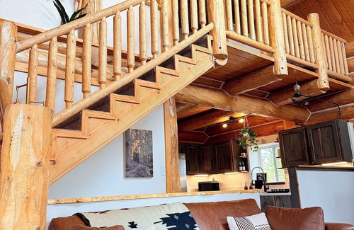 Stagetop Cabin | Cozy Colorado Cabin - Hot Tub + Dog-run + Views!