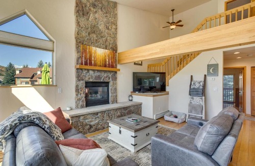 Edwards House | Cozy Colorado Retreat with Deck, Grill and Pool Access