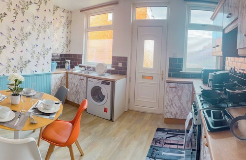 Beeston House | COZY COMFORT:BEAUTIFULLY UPDATED 2-BEDROOM HOME IN FAMILY-FRIENDLY NEIGHBORHOOD