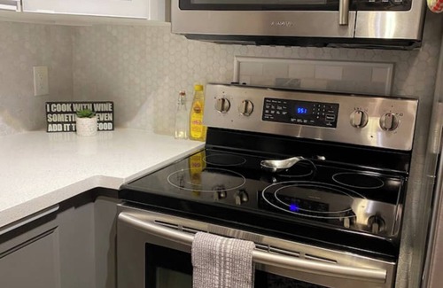 Midland House | Cozy Comfort by the Bay w/Jacuzzi