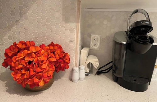 Midland House | Cozy Comfort by the Bay w/Jacuzzi