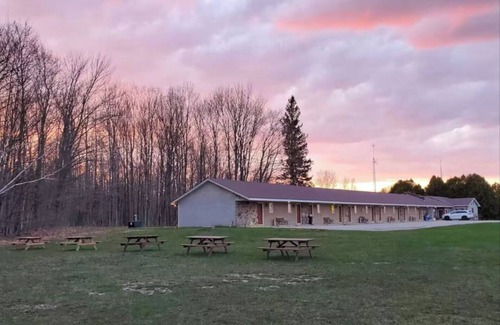 Wiarton Apartment | Cozy Comfort Double Room 08– Peninsula Motel, Minutes from Wiarton Waterfront