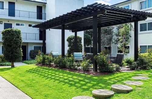 Los Angeles Condo | Cozy Comfort Near LAX Adjacent