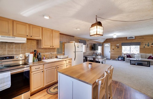Pocono Lake Ski Chalet | Cozy Comfort, Pellet stove, Wi-Fi, TV, Deck, BBQ, Close to skiing, water parks