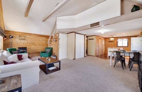 Pocono Lake Ski Chalet | Cozy Comfort, Pellet stove, Wi-Fi, TV, Deck, BBQ, Close to skiing, water parks