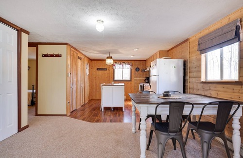 Pocono Lake Ski Chalet | Cozy Comfort, Pellet stove, Wi-Fi, TV, Deck, BBQ, Close to skiing, water parks