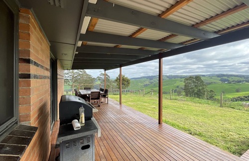 Mount Eccles House | Cozy comfort, spectacular view, central South Gippsland location! Sleeps 12!n