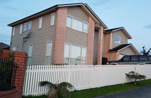 Henderson House | Cozy, Comfortable and cheap house in Auckland, New Zealand