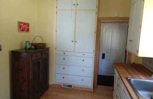 Amery House | Cozy, comfortable bungalow for your visit to Amery.